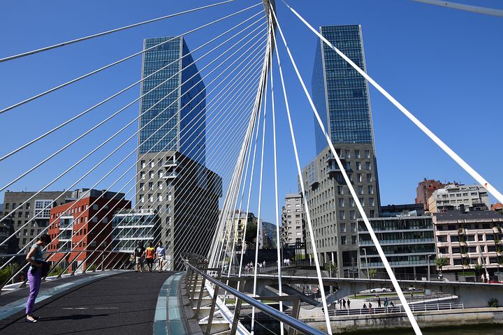 Qué ver y hacer en Bilbao: 15 cosas que no te puedes perder - Worldpackers - puente Zubizuri