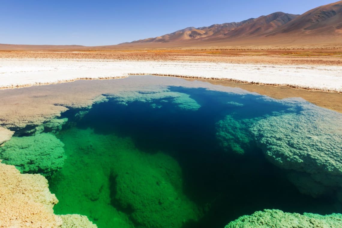 Pozo natural con agua llamado Ojo del salado en las Salinas grandes 