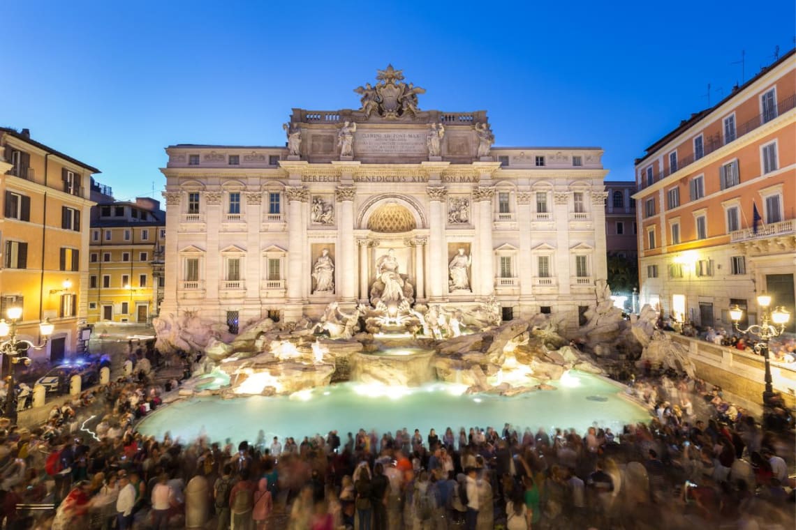Fontana di Trevi con muchos turistas