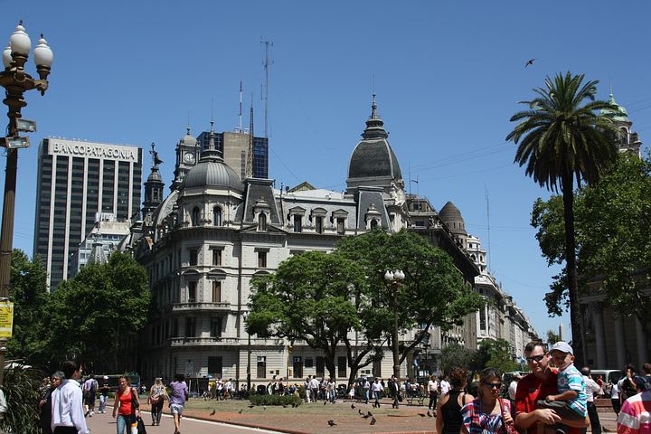 10 cosas que hacer en Buenos Aires con poco dinero - Worldpackers - fachada de un edificio en Buenos Aires 