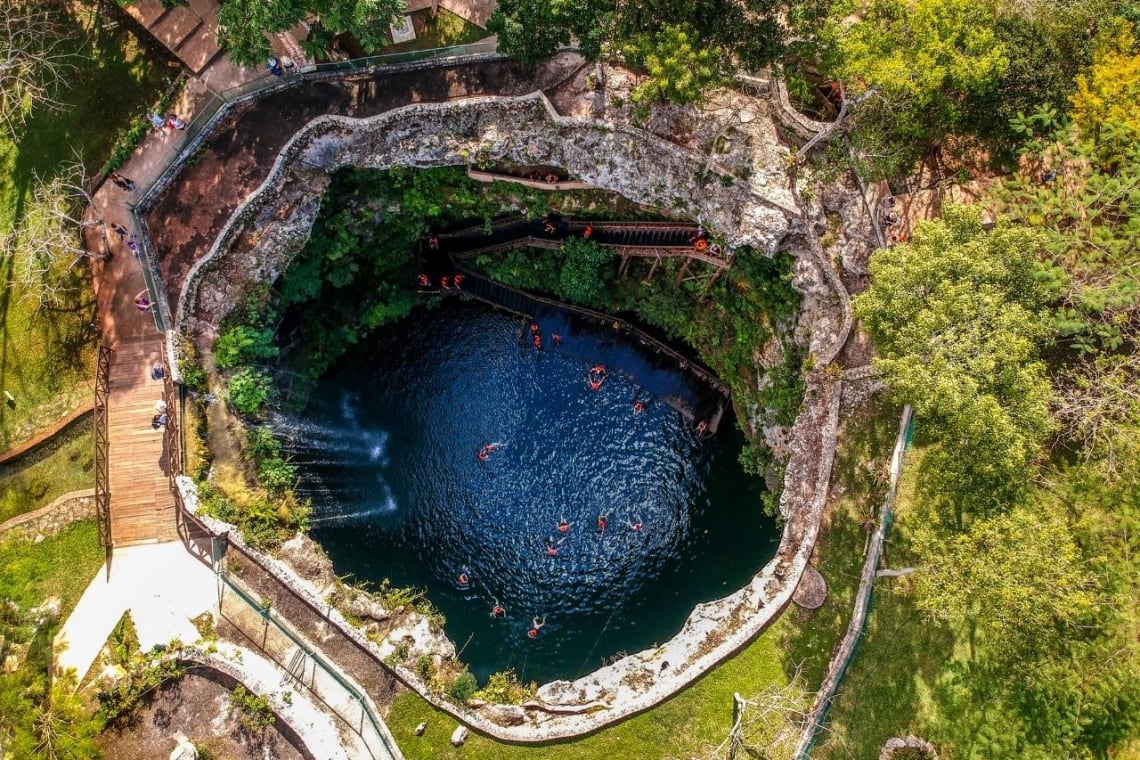 Cenote abierto visto desde arriba