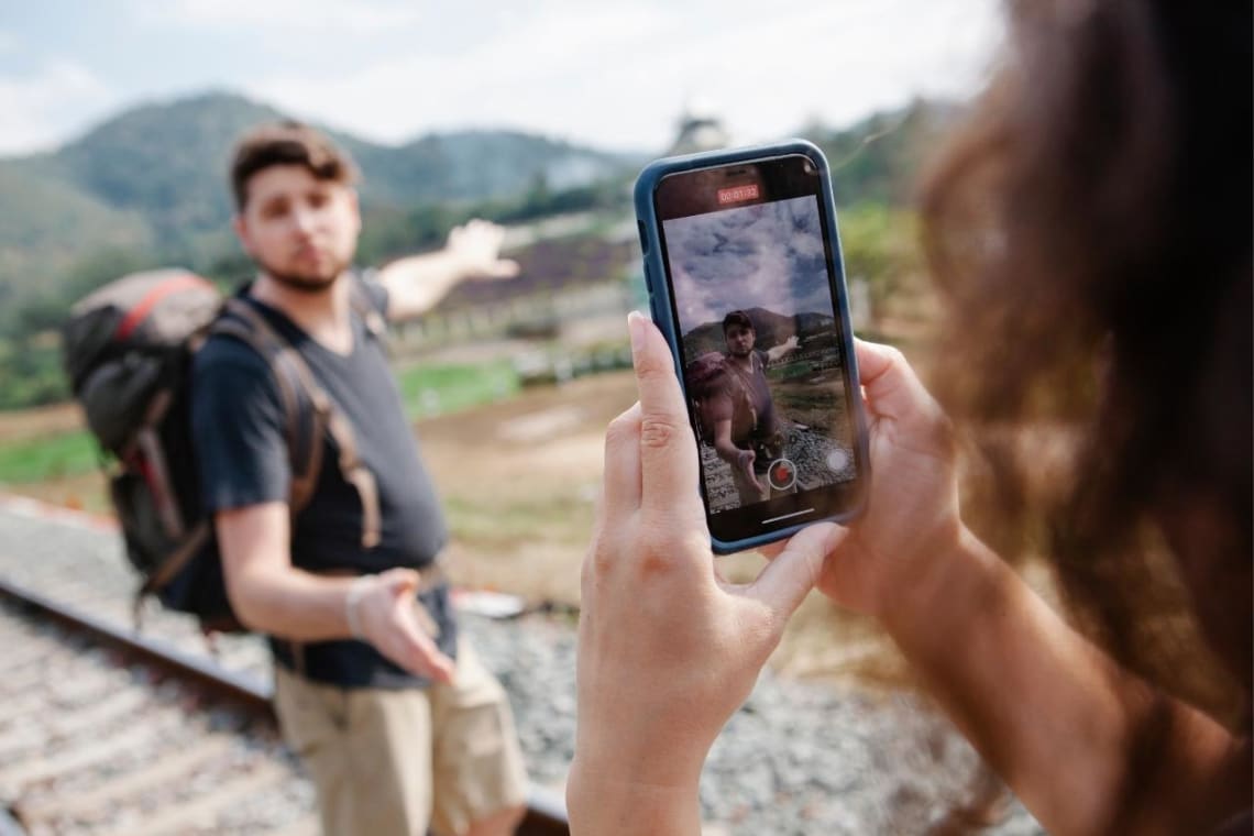 Joven haciendo video para redes sociales, una manera de ganar dinero online