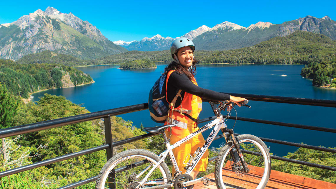 En un mirador de Bariloche con mi bicicleta