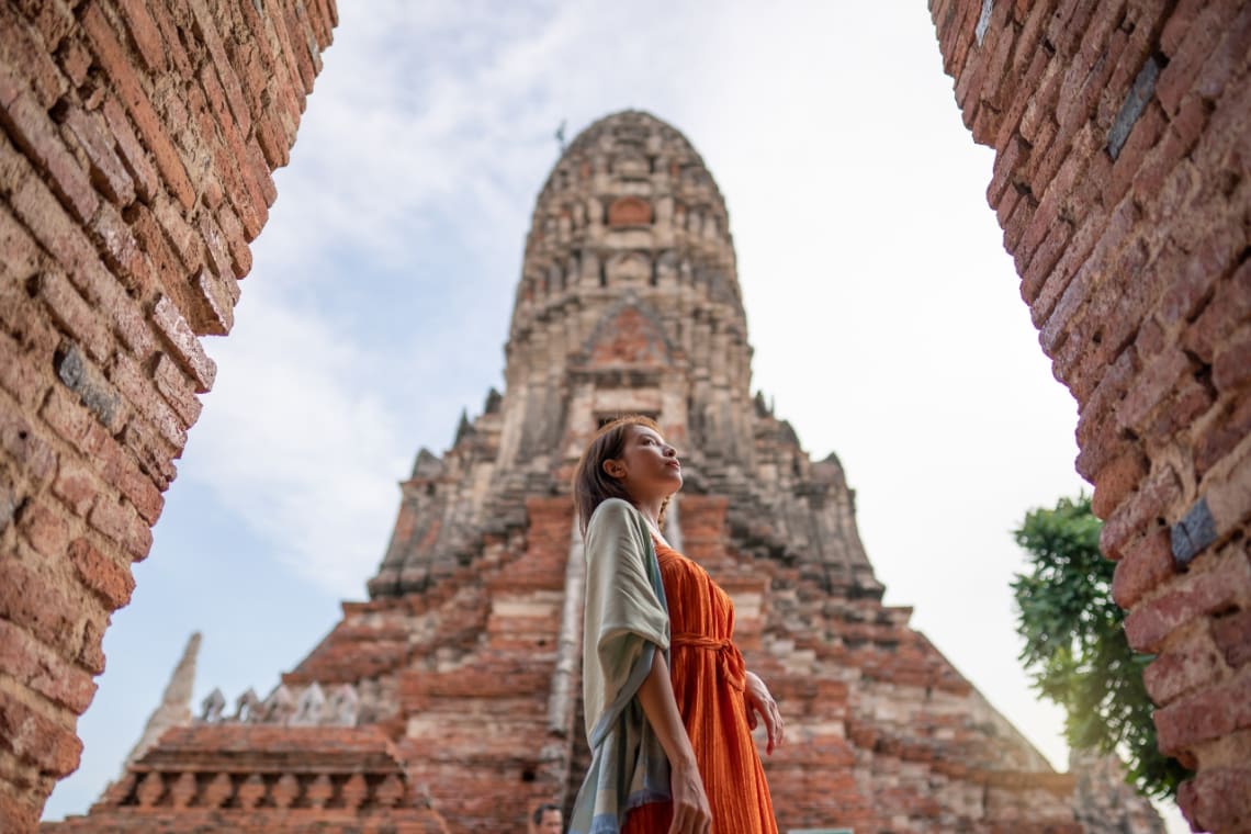 Chica paseando entre templos de Ayutthaya
