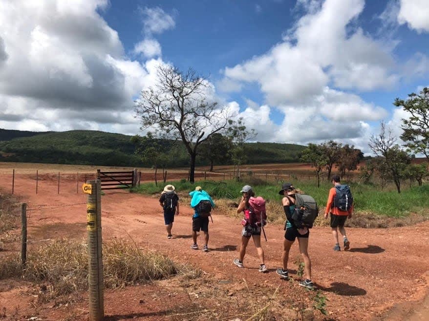 Peregrinos caminhando no caminho de Cora Coralina