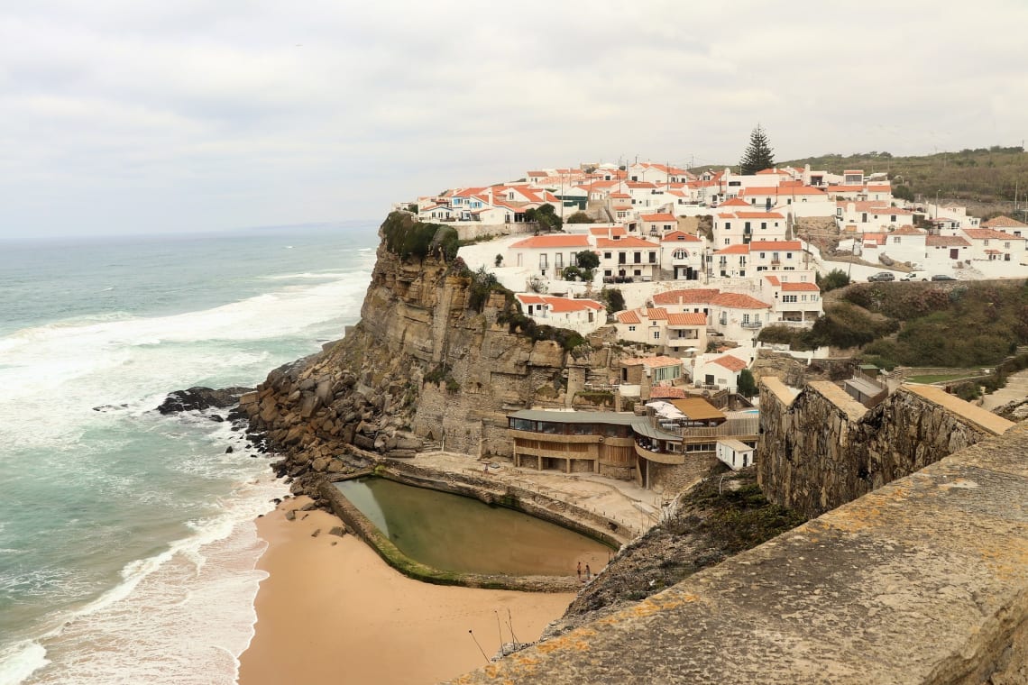 vista da praia azenhas do mar, em sintra