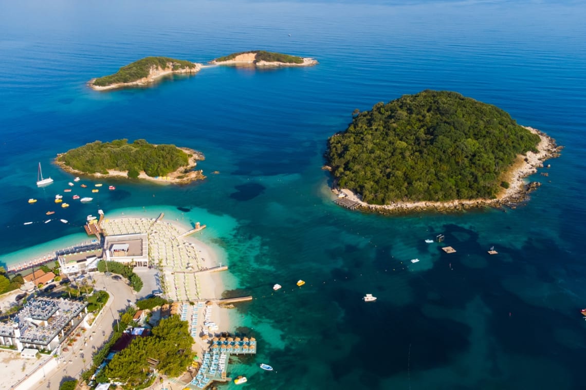 Vista aérea de la costa de Ksamil y pequeñas islas cercanas de la Riviera albanesa