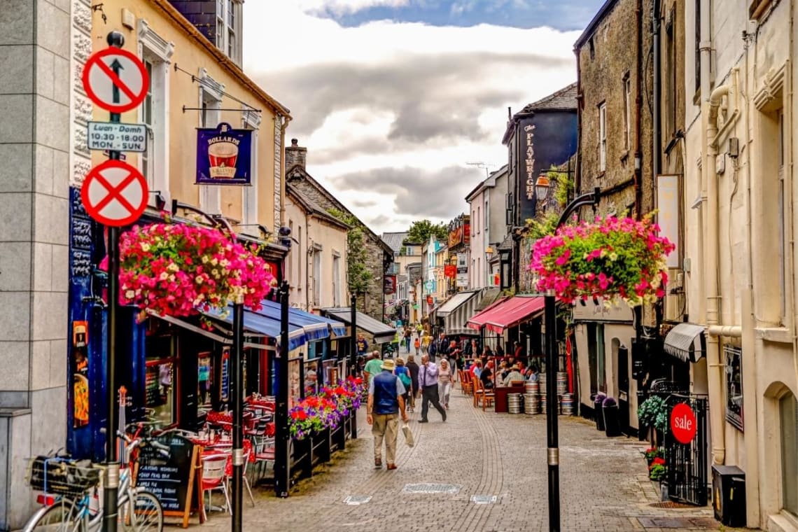 Colorida calle peatonal de Kilkenny, Irlanda