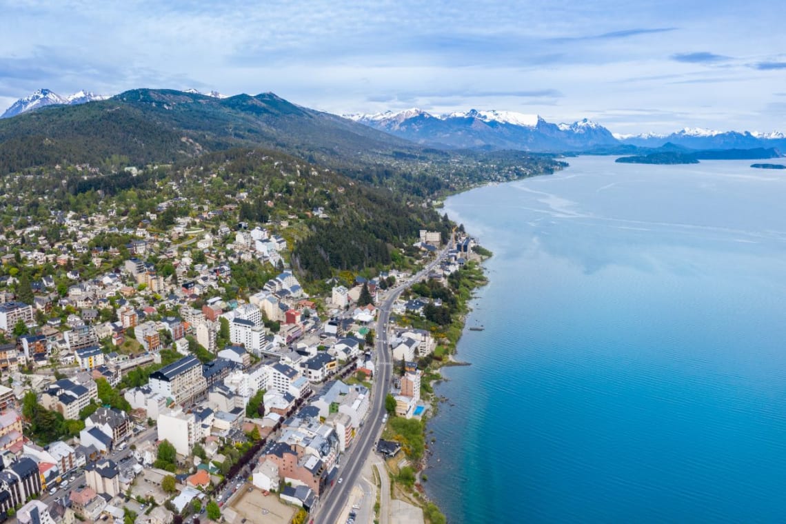 vivir en Argentina: vista aérea de la ciudad de Bariloche junto al lago Nahuel Huapi