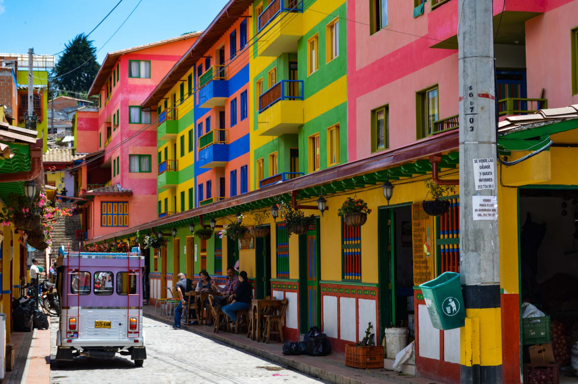 Aldeia nas montanhas da colômbia com casas coloniais tradicionais