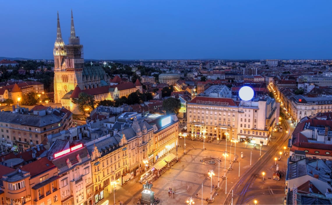 Plaza central de Zagreb a la noche