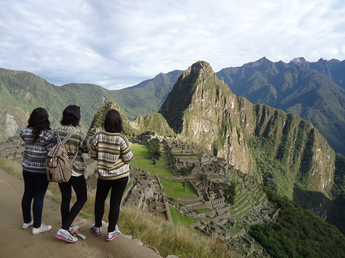 10 ventajas de vivir una aventura en el extranjero - Worldpackers - viajeras en machu picchu 