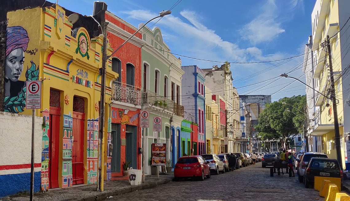 rua colorida no Recife Antigo