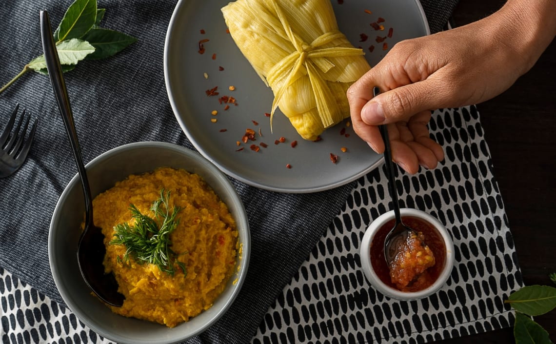 Humita al plato y en chala, una de las comidas típicas de Argentina