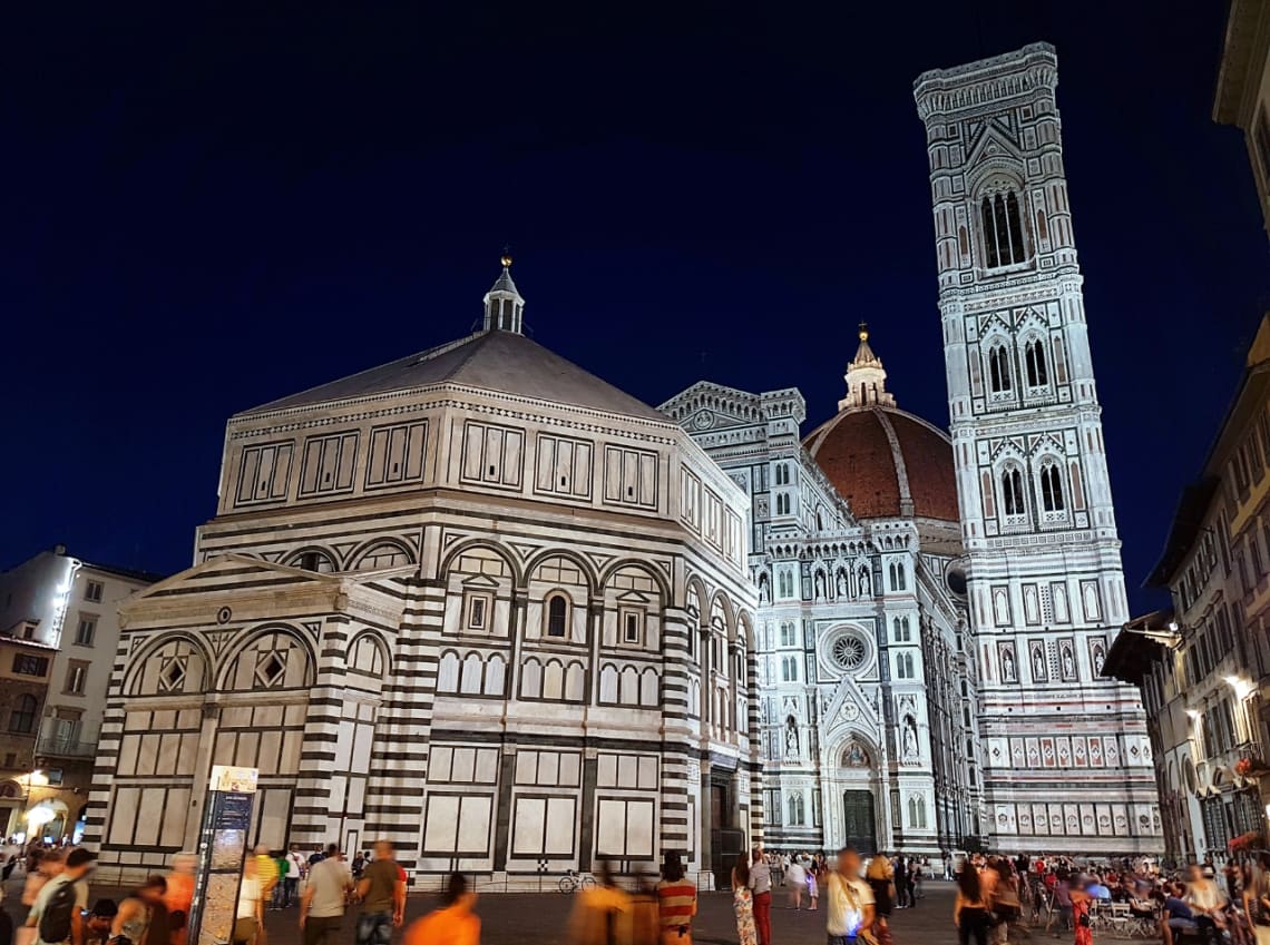 Plaza del Duomo a la noche. Florencia, Italia