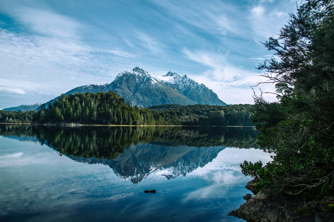 Cenário de montanhas, árvores e lago em Bariloche