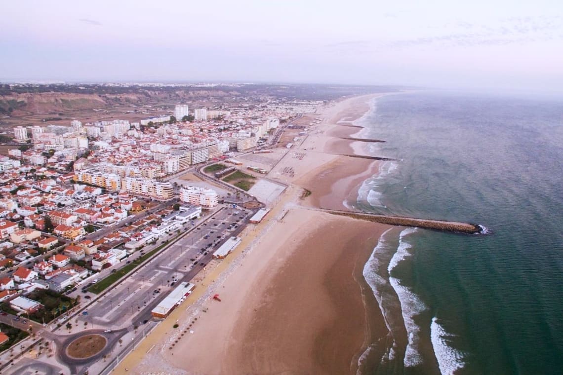 Vista aérea de la extensa Costa da Caparica