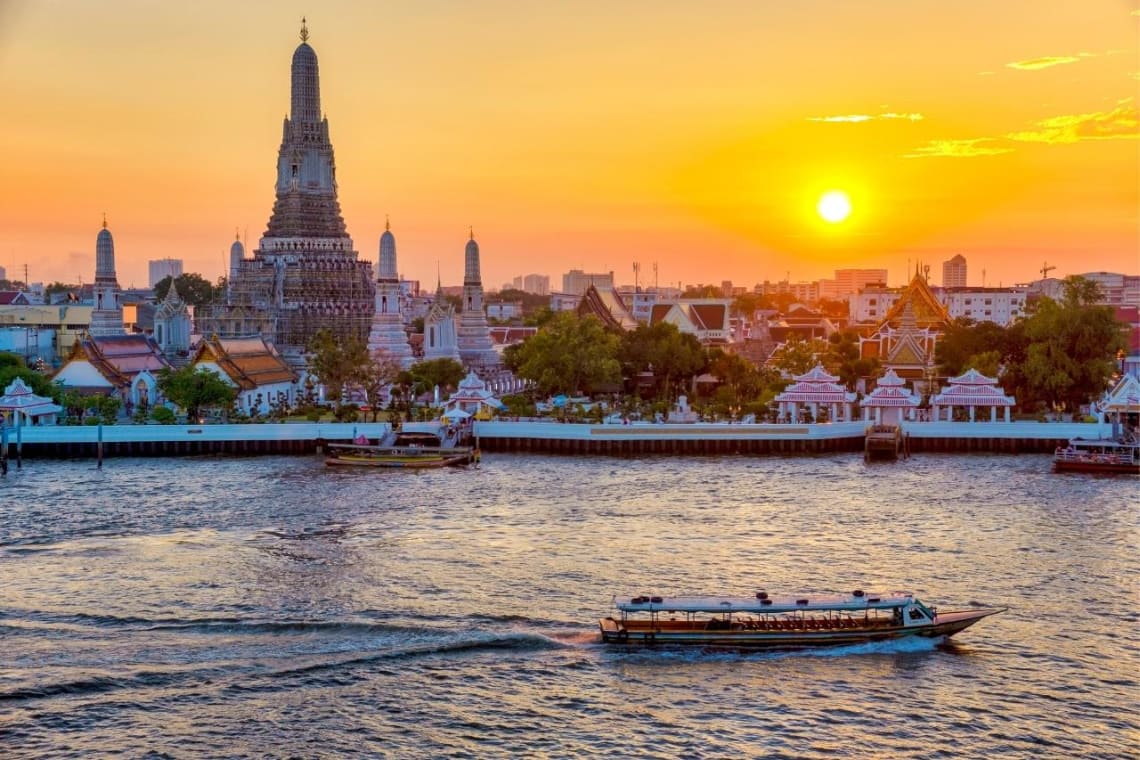 Vista del río Chao Phraya y Templo Wat Arun de Bangkok al atardecer