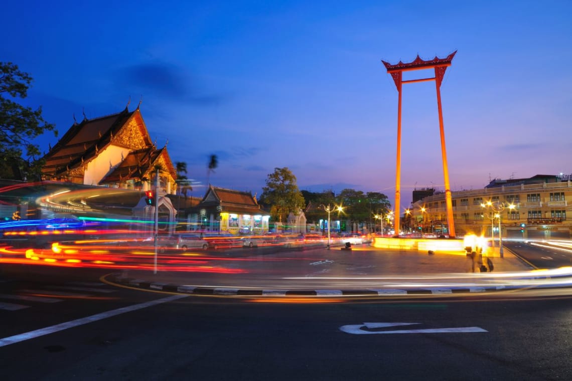 Giant Swing y templo Wat Suthat al atardecer en Bangkok, Tailandia