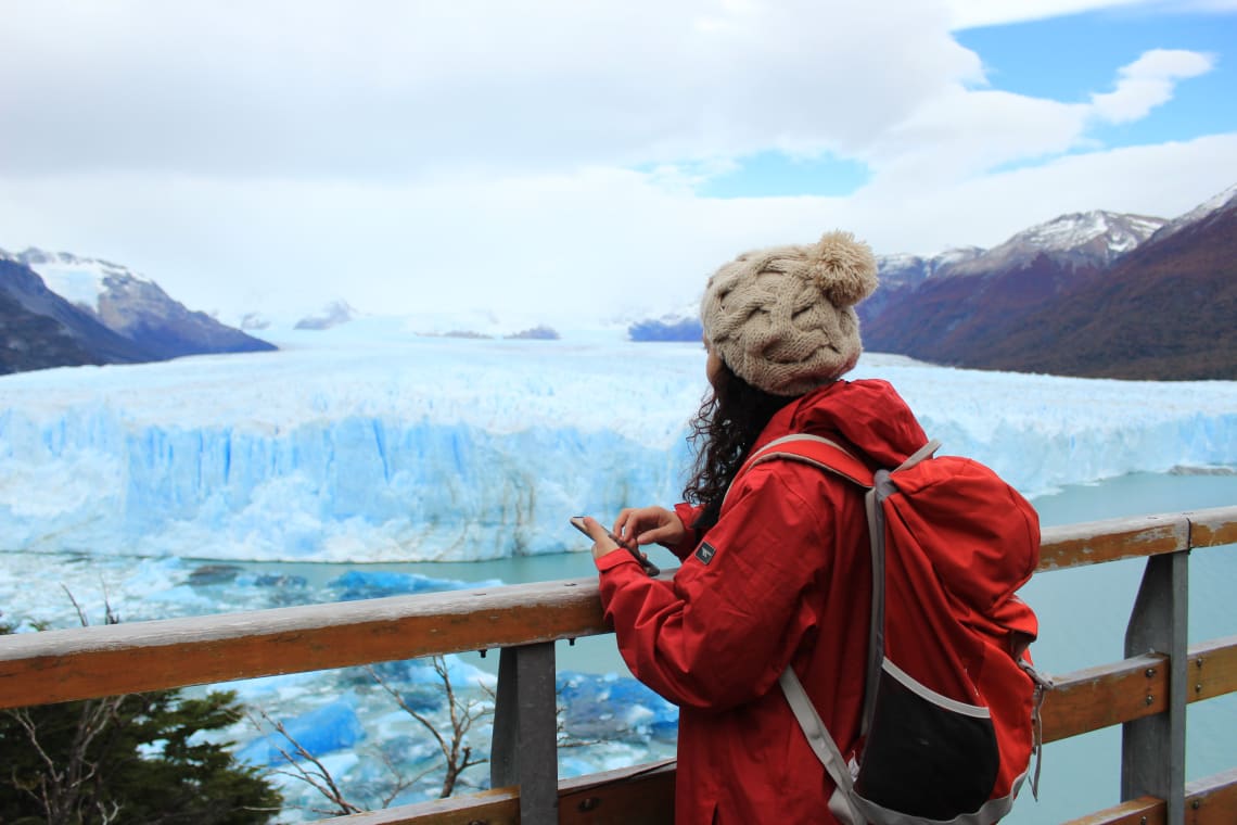 Mirando el Glaciar Perito Moreno, en la Patagonia argentina