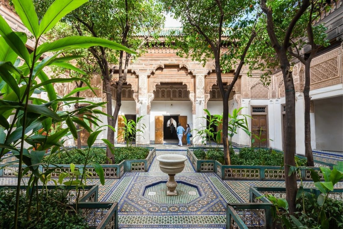 Jardín de entrada al Palacio Bahía con fuente en el centro