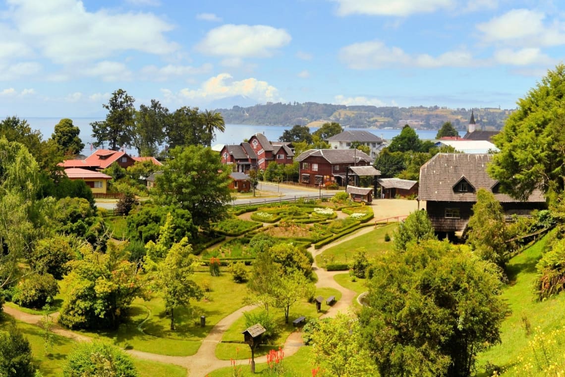 Casas de madera y prolijos parques en Frutillar, Región de Los Lagos