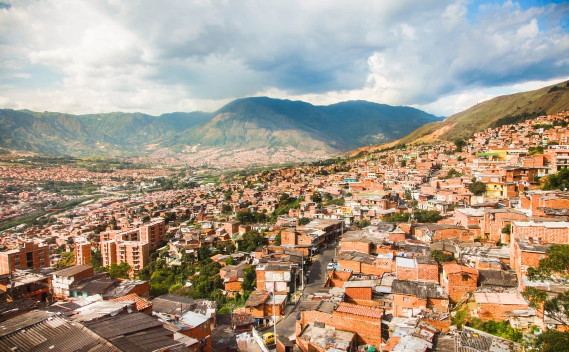 Vista desde lo alto de casas de Medellín sobre una colina