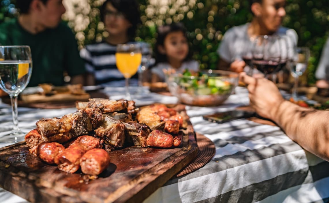 Familia argentina comiendo asado