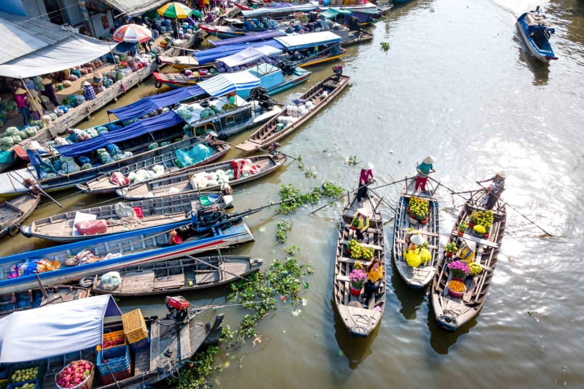 Vista aérea de botes en un río vendiendo en "mercado flotante" de Vietnam