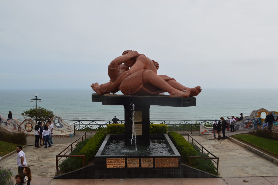 Ruta mochilera para visitar Perú: qué hacer y recomendaciones - Worldpackers - Parque barranco en Lima perú