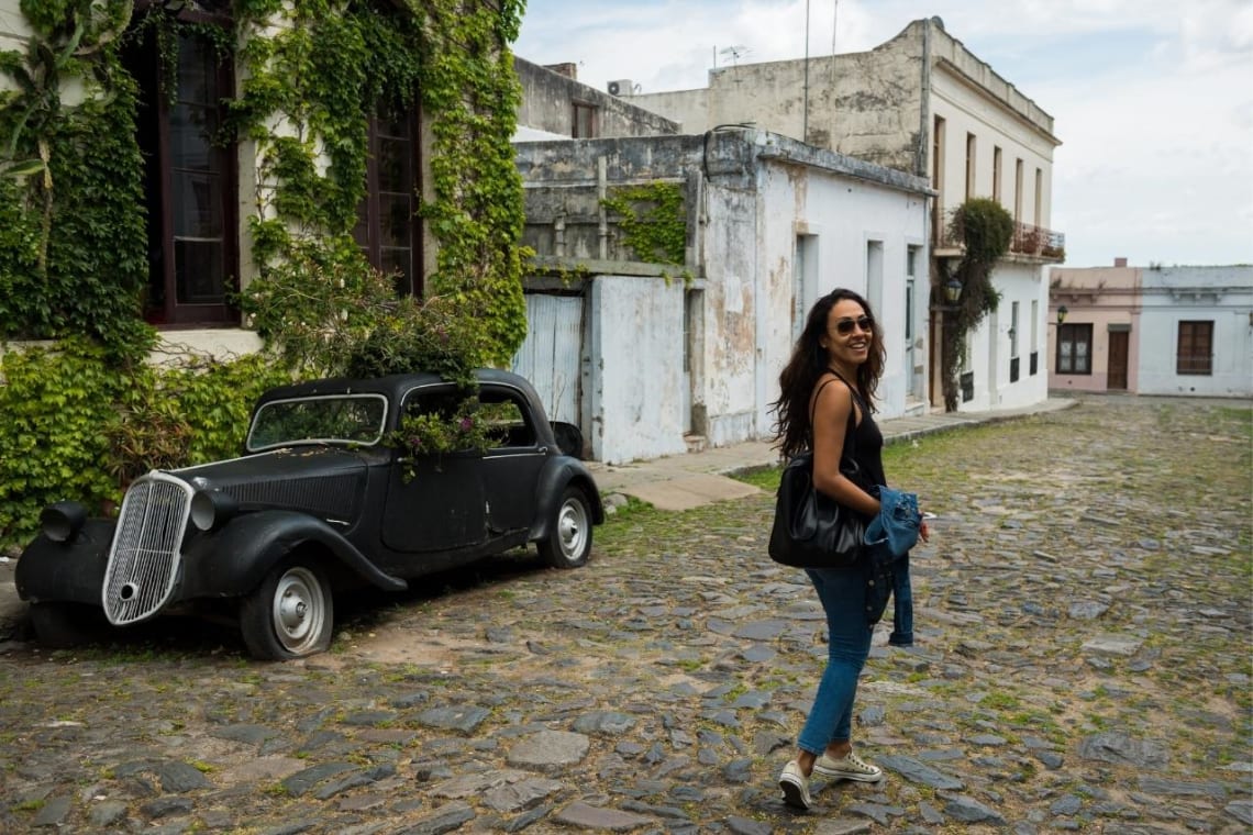 Chica caminando por calle empedrada de Colonia del Sacramento