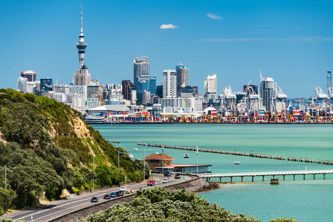 Skyline de Auckland frente al mar