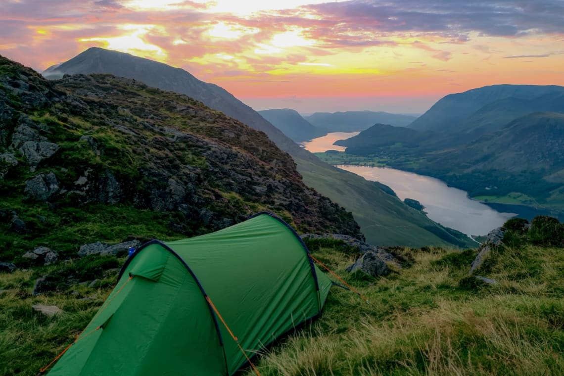 Acampando en las montañas del Lake District con un lago a la vista