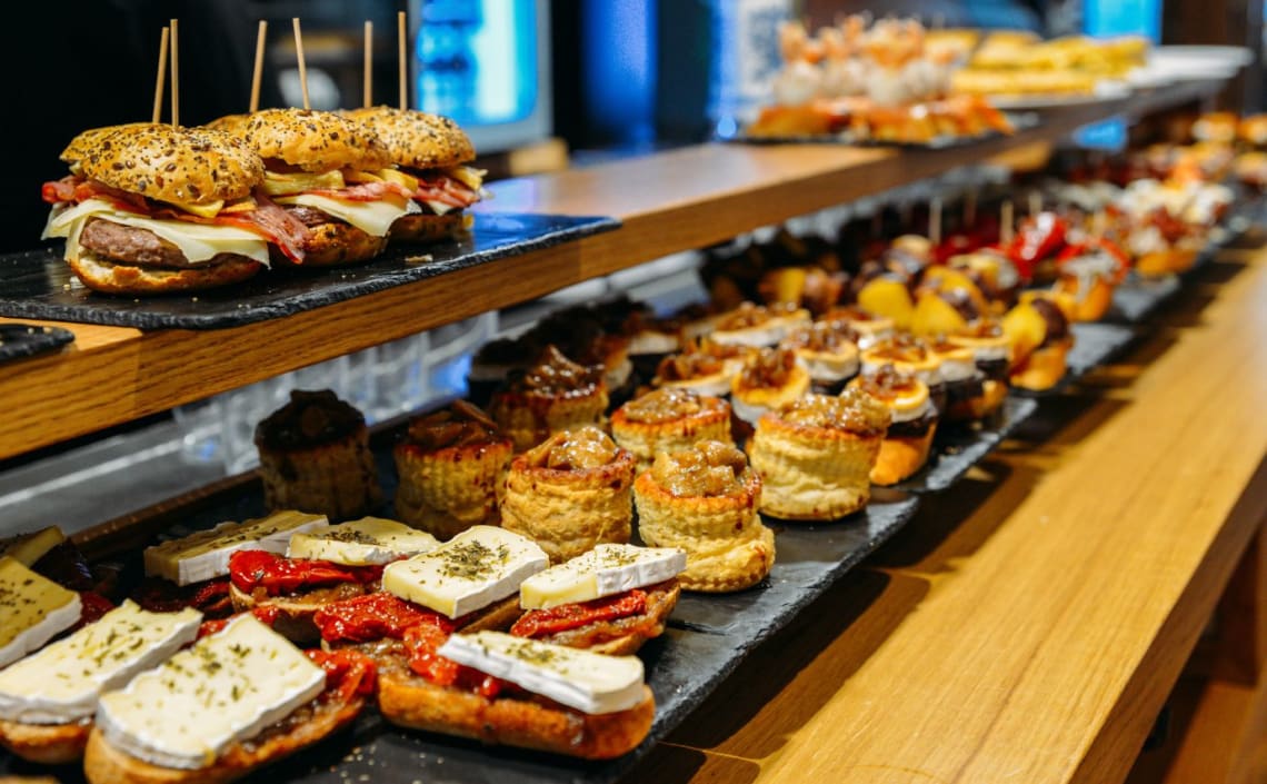 Pintxos, comida típica del País Vasco, en el mostrador de un bar