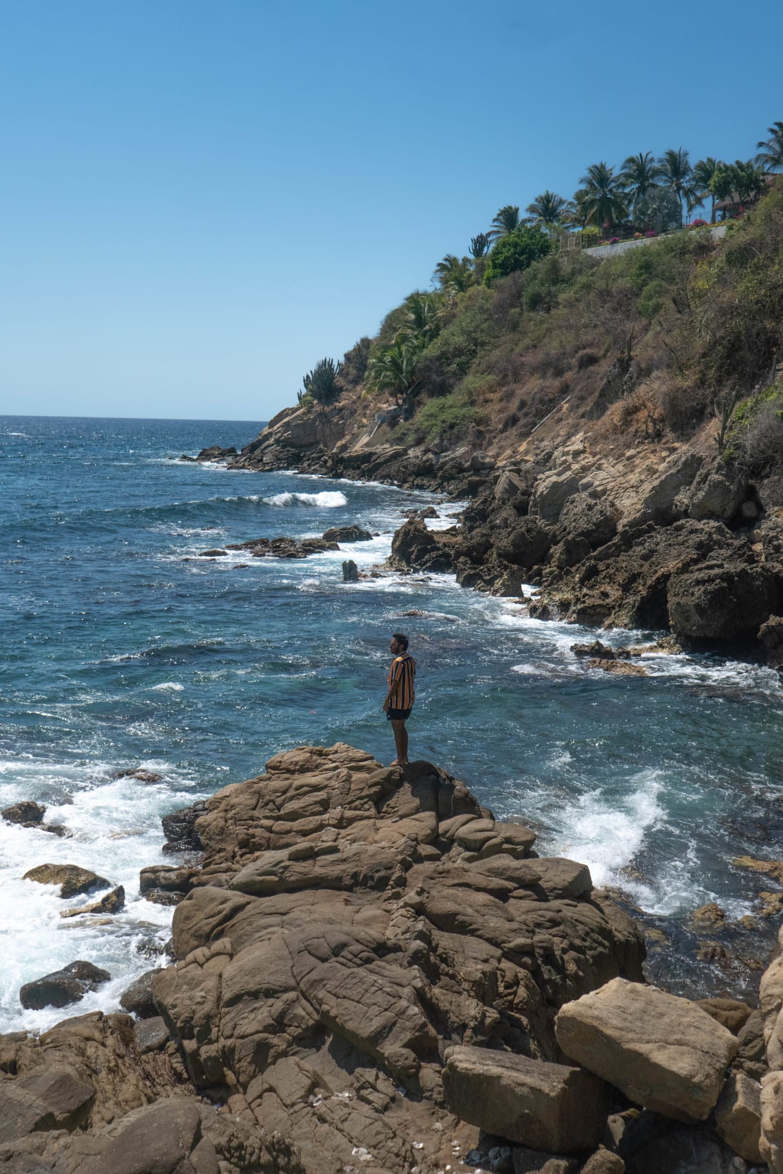 Lugares baratos para visitar Puerto Escondido, México - Worldpackers - hombre en playa de puerto escondido mexico 