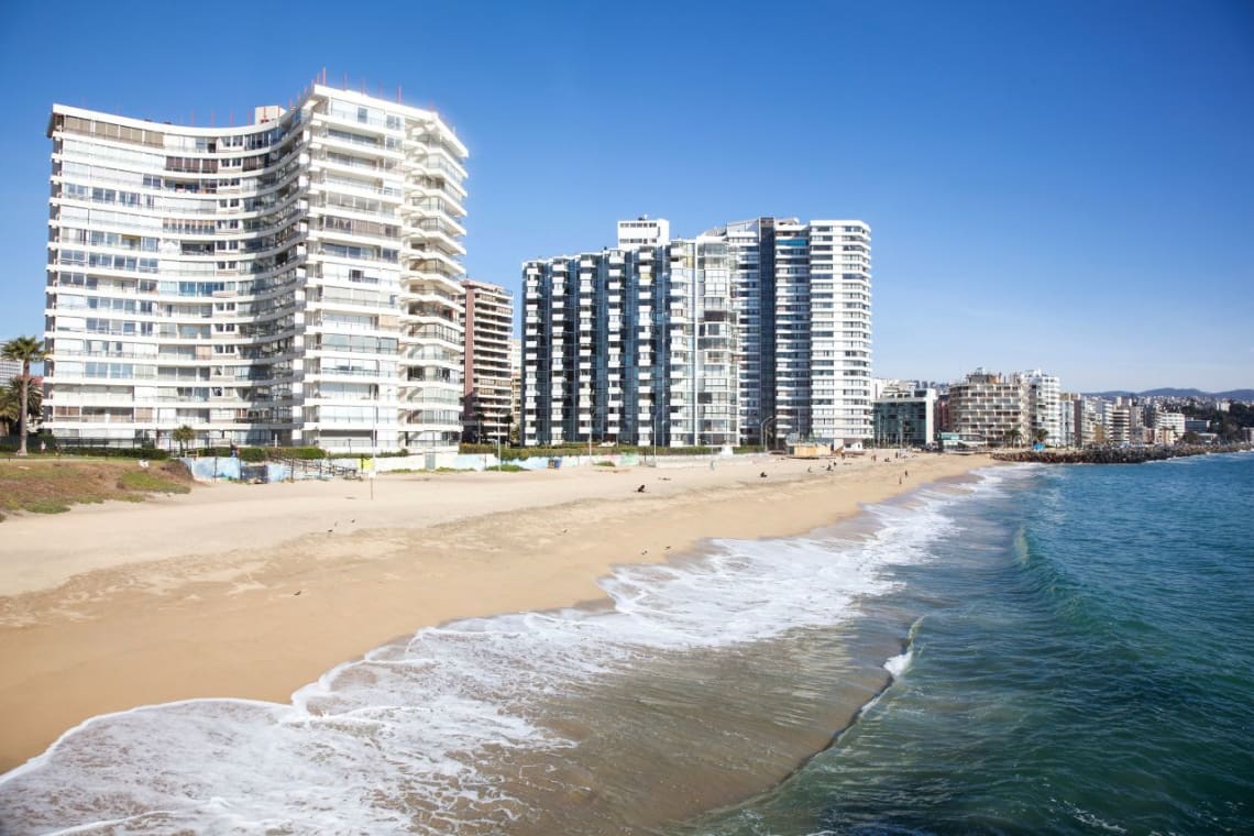 Hsopedaje en Viña del Mar: playa y edificios en la costanera