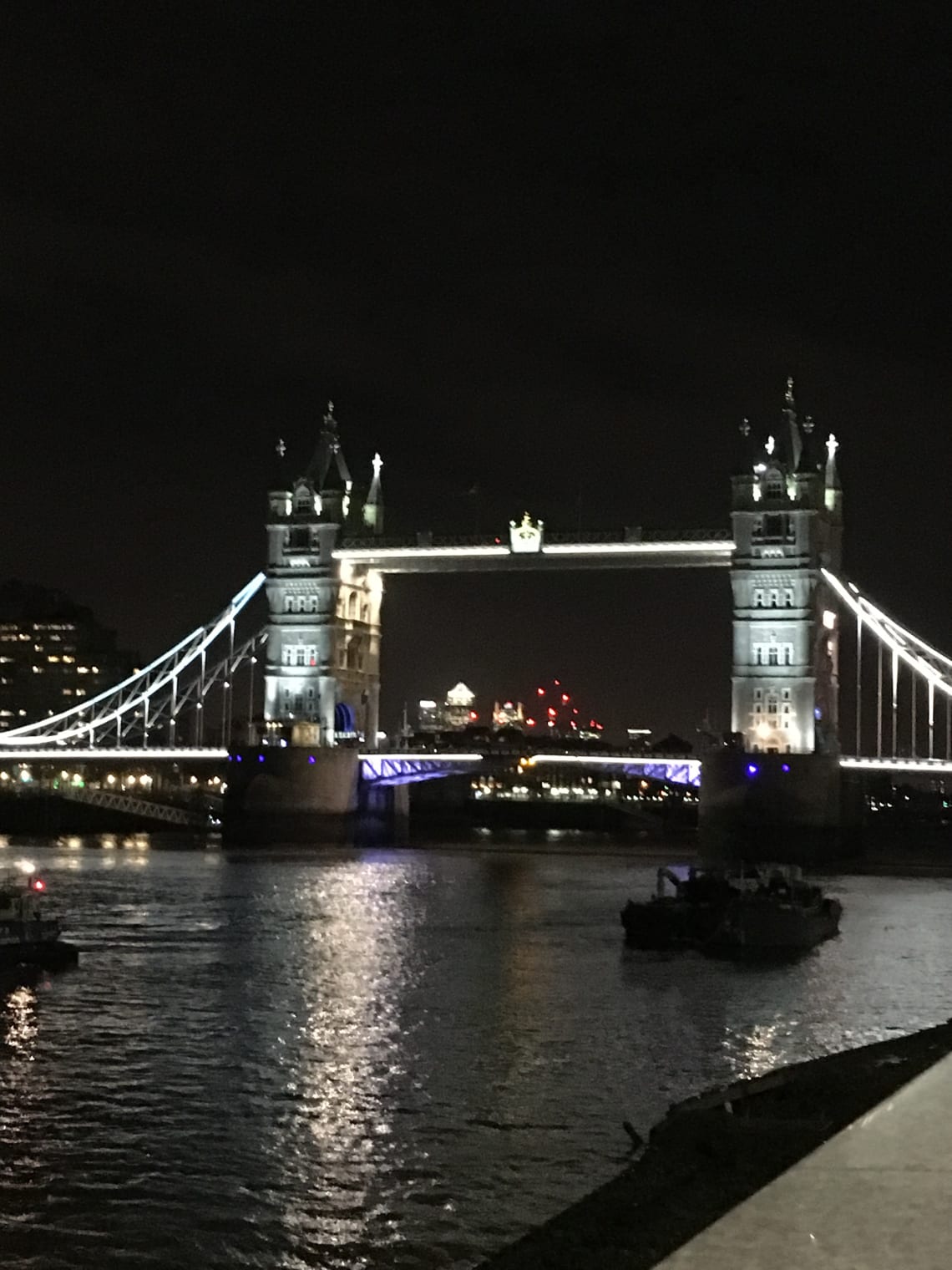 12 lugares que no debes perderte en Londres - Worldpackers - Tower bridge de noche