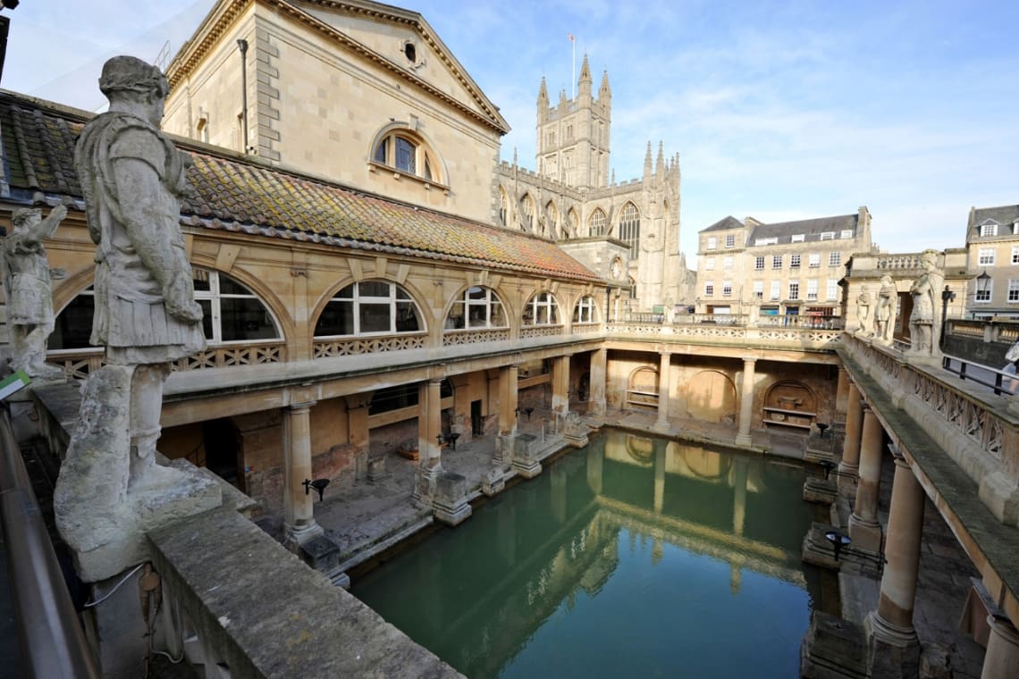 Interior del complejo termal romano de Bath, uno de los mejores lugares para visitar en Inglaterra