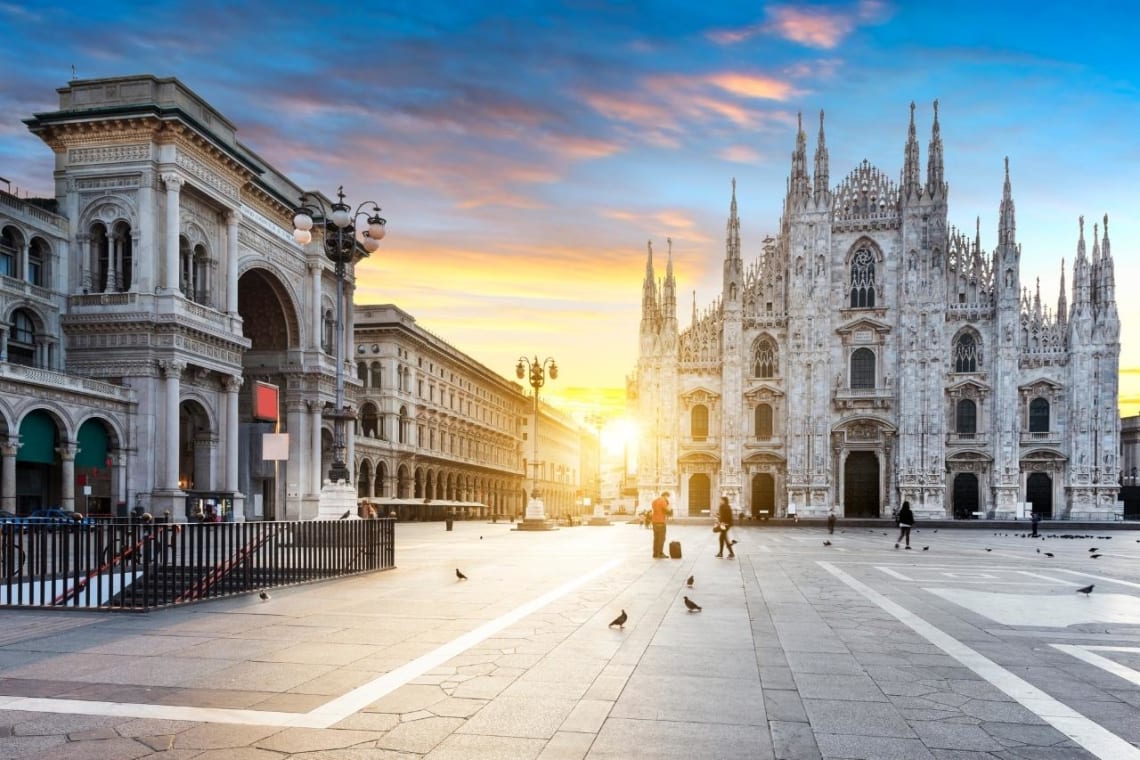 Lugares turísticos de Italia: atardecer en la Piazza del Duomo, Milán