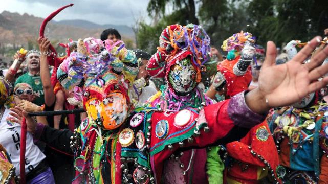 La guía definitiva para conocer el Noroeste argentino - Worldpackers - carnaval en humahuaca