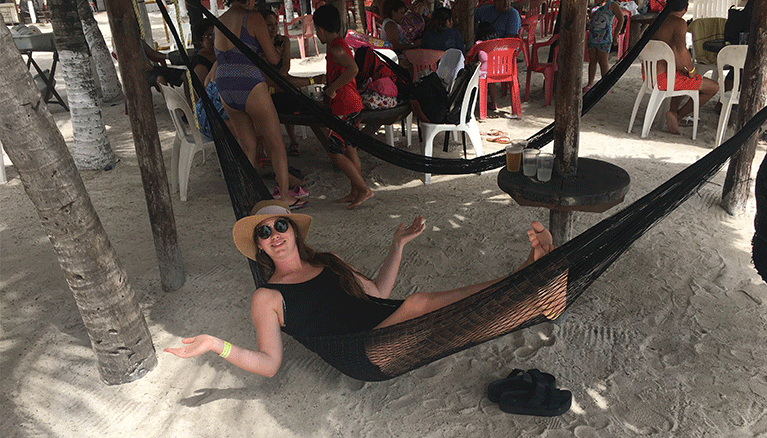  12 lugares que ver en Cancún y Riviera maya (sin necesidad de tener un auto) - Worldpackers - viajera en hamaca en isla mujeres