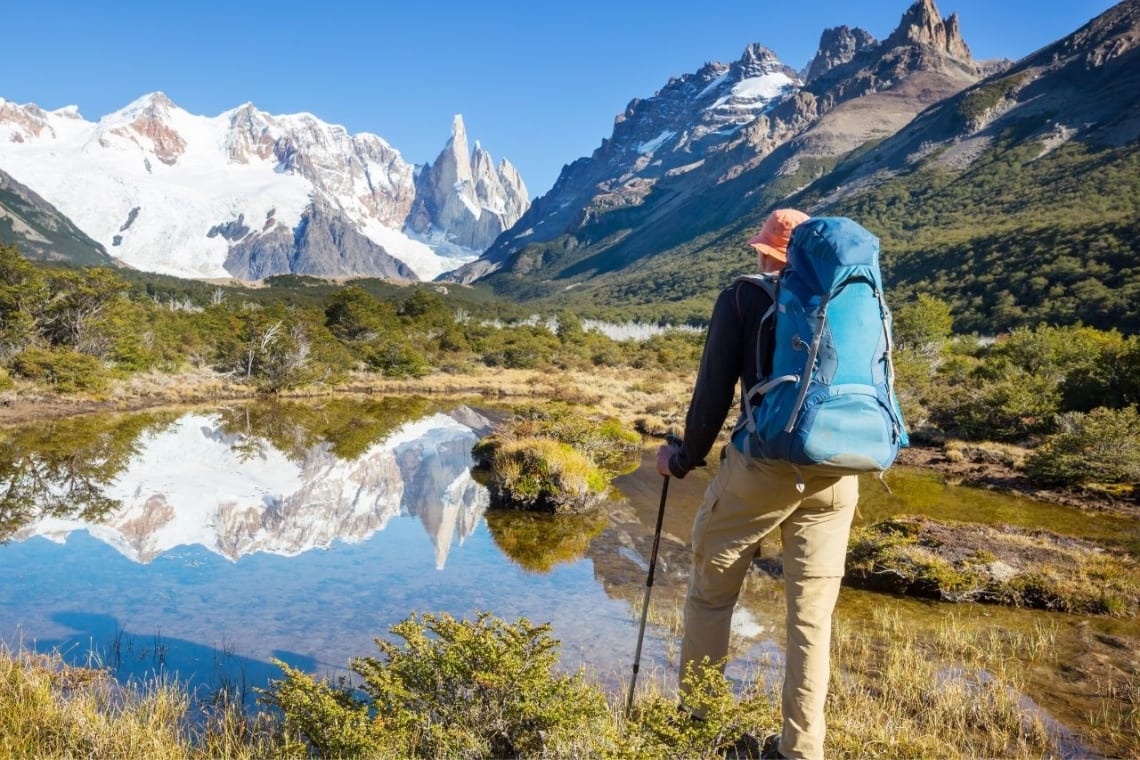 Senderista con mochila en un sendero de la Patagonia, sur de Argentina
