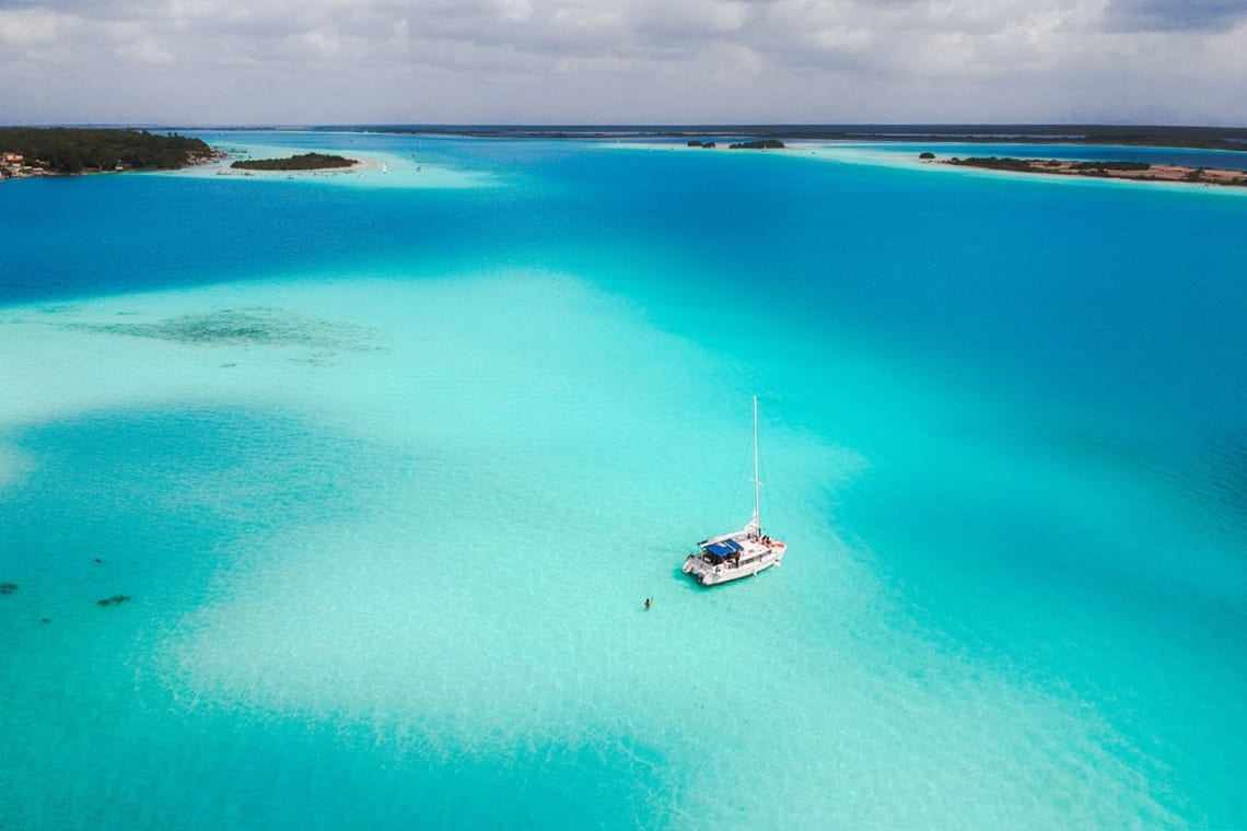 Distintas tonalidades de azul en la laguna de Bacalar y barco&nbsp;