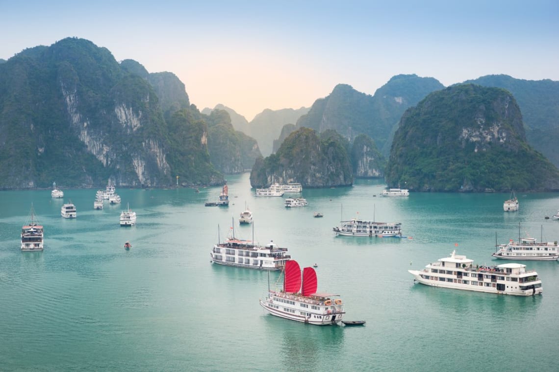 Qué ver en Vietnam: barcos en la Bahía de Halong