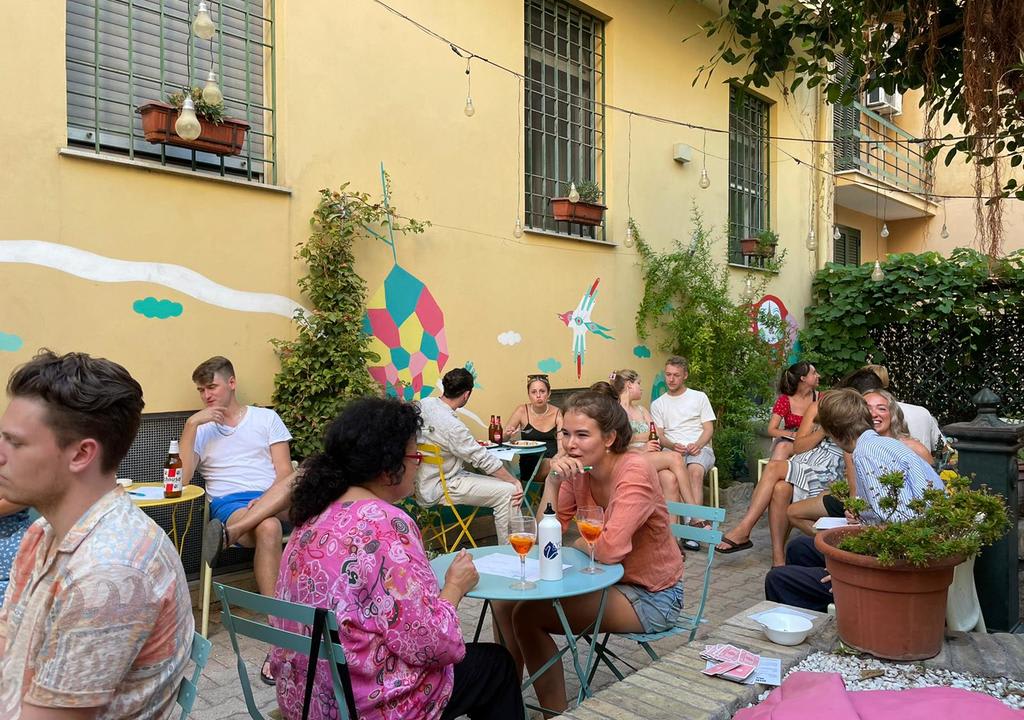 Alojamiento barato en Roma: patio de un hostel con mucha gente