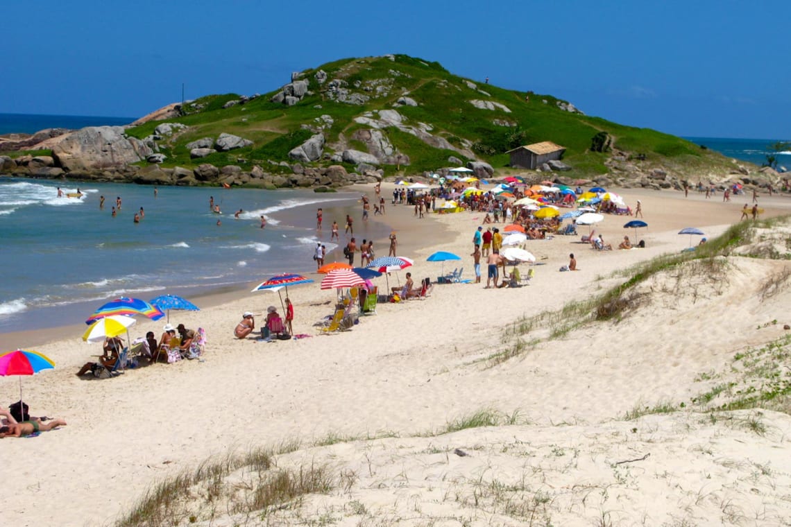 uma das melhores praias no Sul do Brasil fica em Garopaba