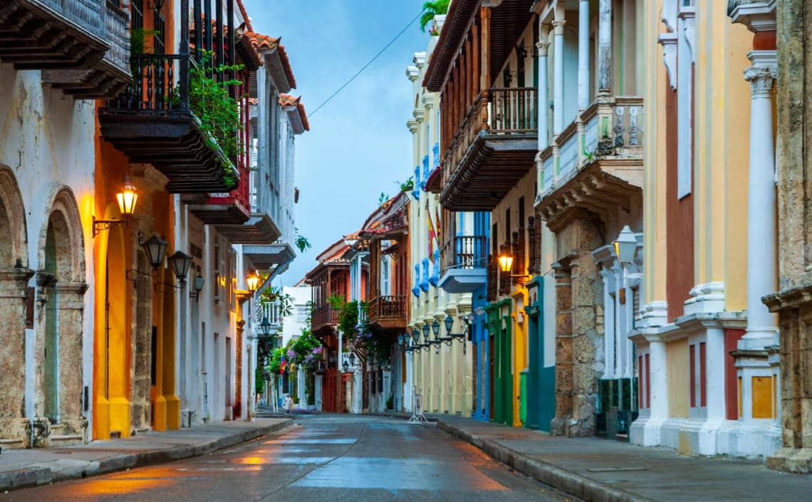 Calle tranquila de Cartagena con casas coloridas