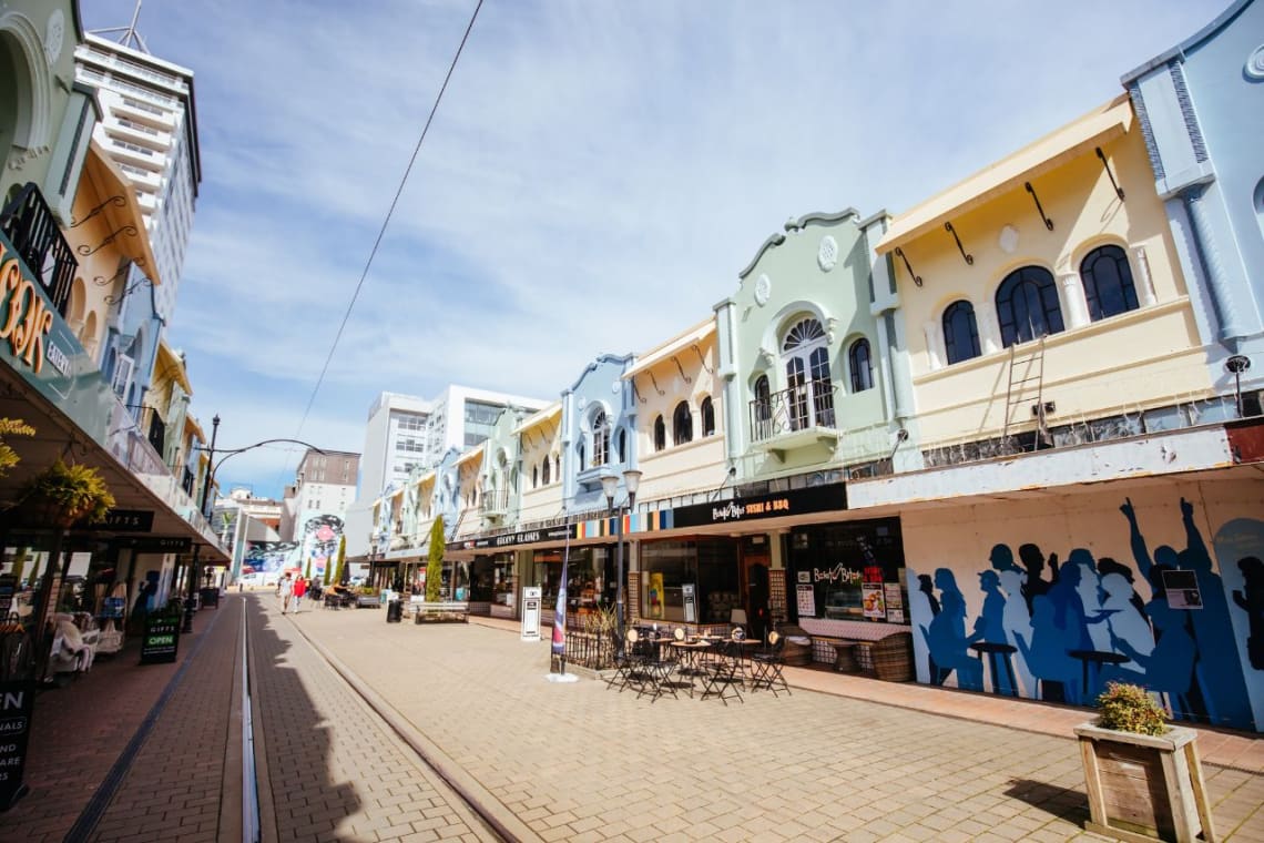 Calle peatonal en Christchurch con construcciones de colores pastel