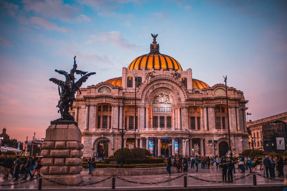 10 consejos para viajar sola a México - Worldpackers - iglesia en centro de ciudad de méxico