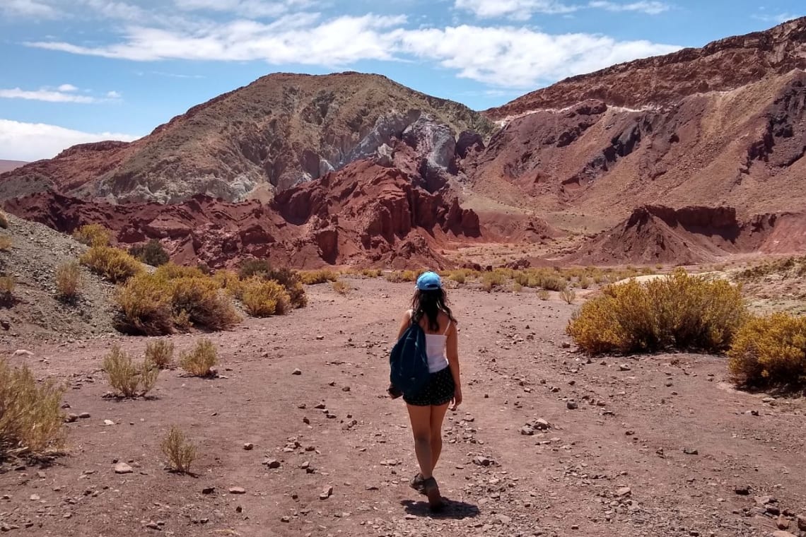Chica caminando por el Valle del Arcoíris en el&nbsp;Desierto de Atacama